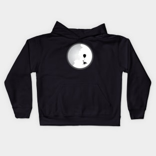 a scaryed cat fly on the moon by a baloon Kids Hoodie